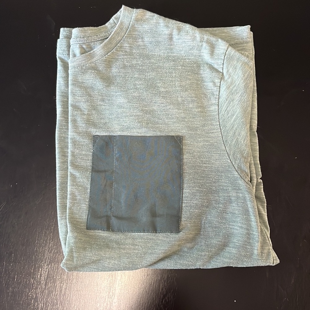 NWOT Dip Pocket T Shirt, Light Green Heather Look with a Dark Green Pocket, XL